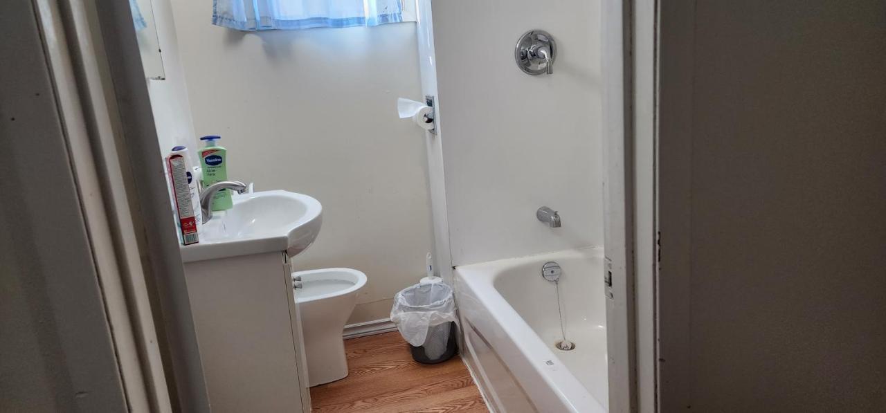 Chesskings Guest House - Unit 1 Winnipeg Bagian luar foto